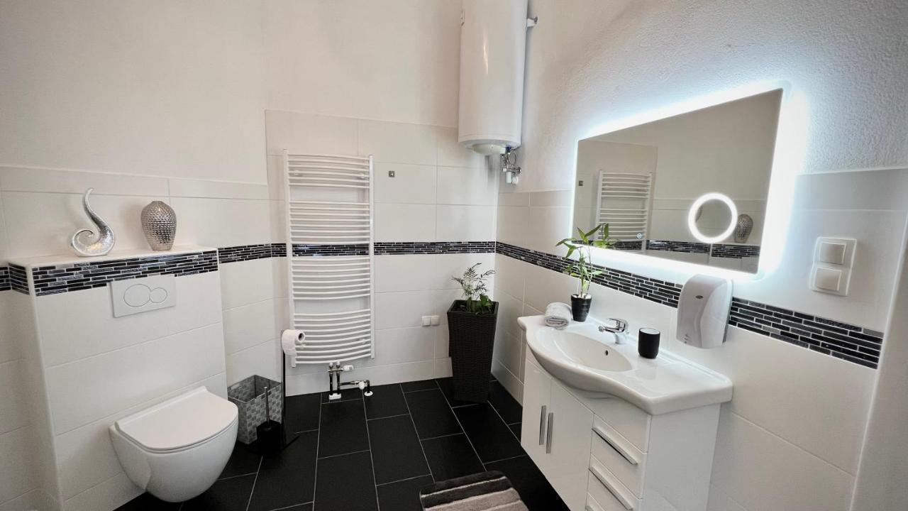 Apartment Im Gruenen ลีโอเบน ภายนอก รูปภาพ